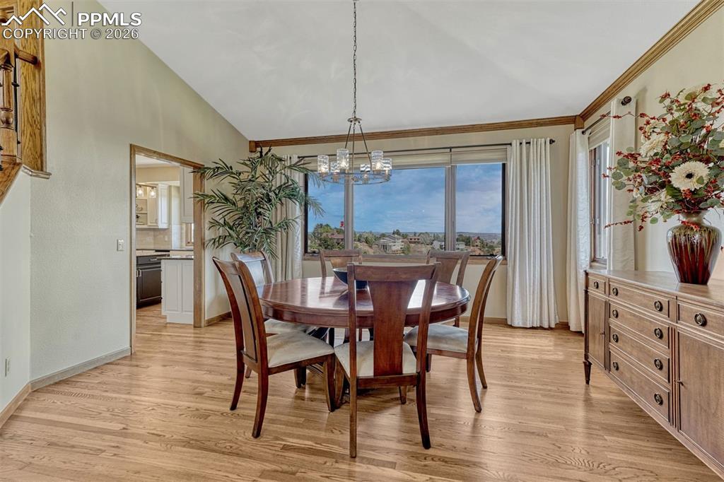 Image 14 of 50: Dining Area