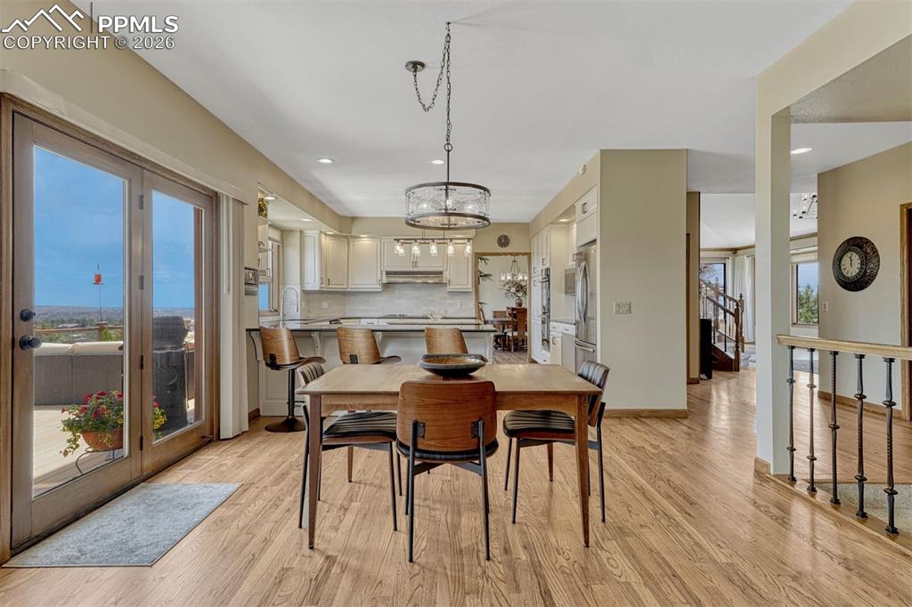 Image 16 of 50: Dining Area