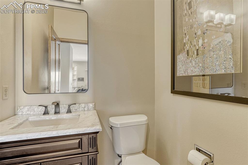 Image 18 of 50: Bathroom