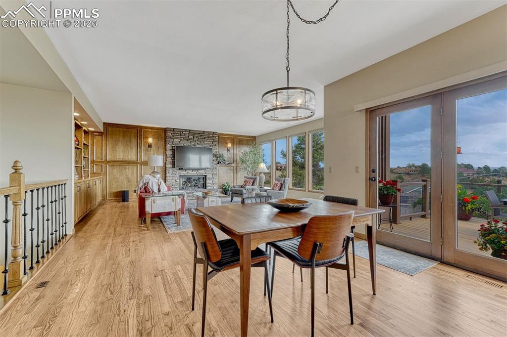 Image 5 of 50: Dining Area