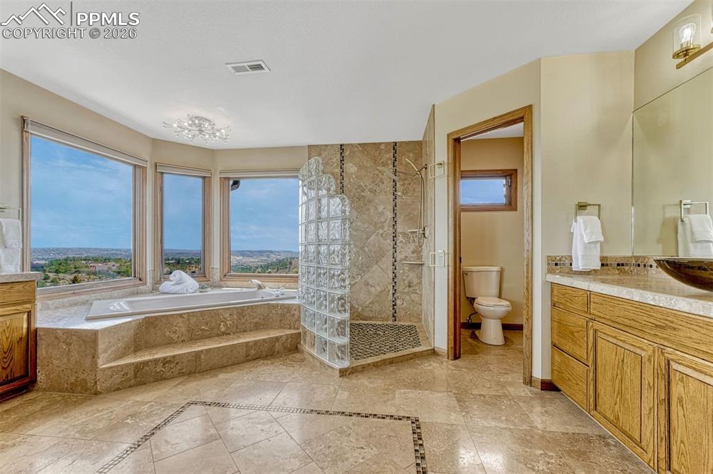 Image 9 of 50: Bathroom