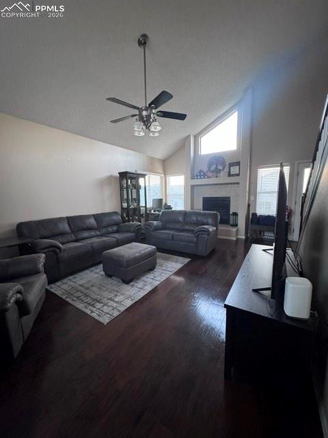 Image 2 of 5: Living Room