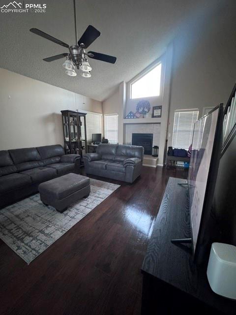Image 3 of 5: Living Room
