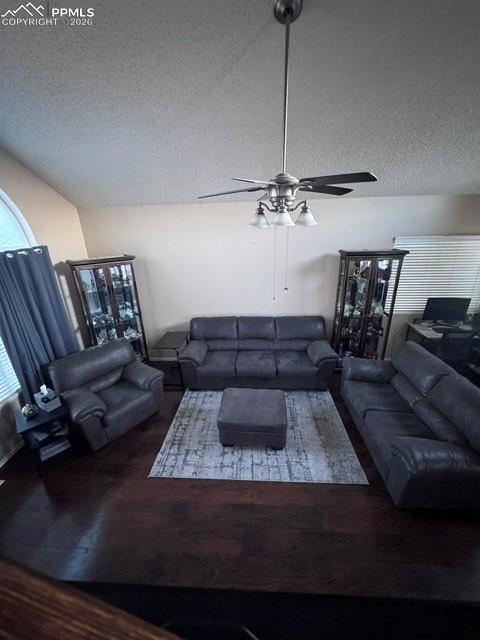 Image 4 of 5: Living Room