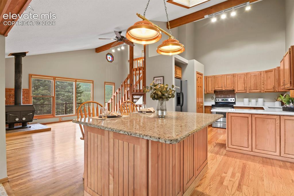 Image 10 of 50: Kitchen