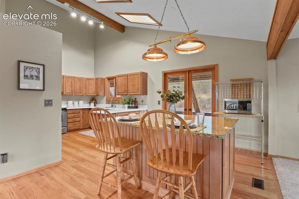 Image 11 of 50: Kitchen