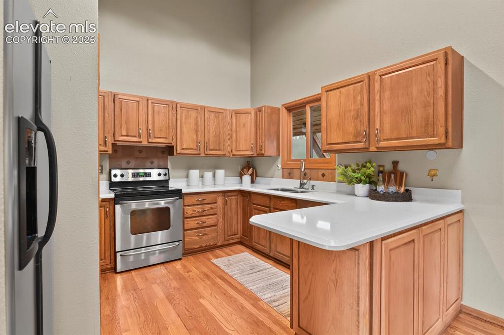 Image 12 of 50: Kitchen