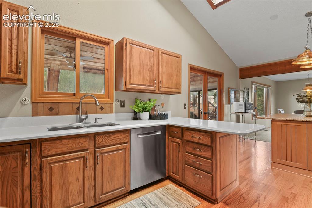 Image 13 of 50: Kitchen