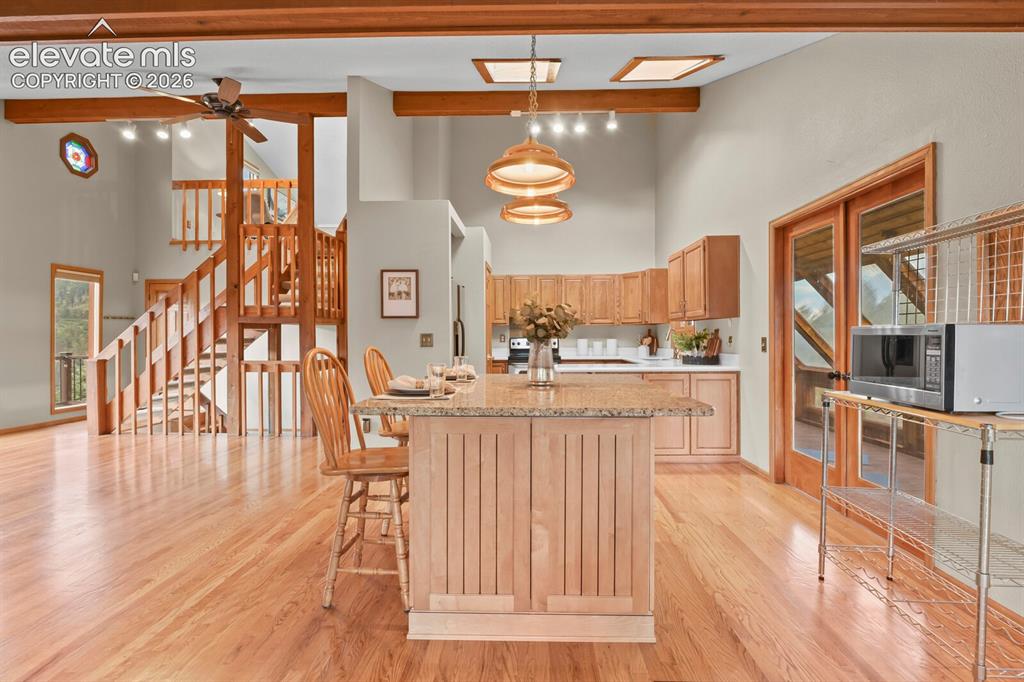 Image 9 of 50: Kitchen