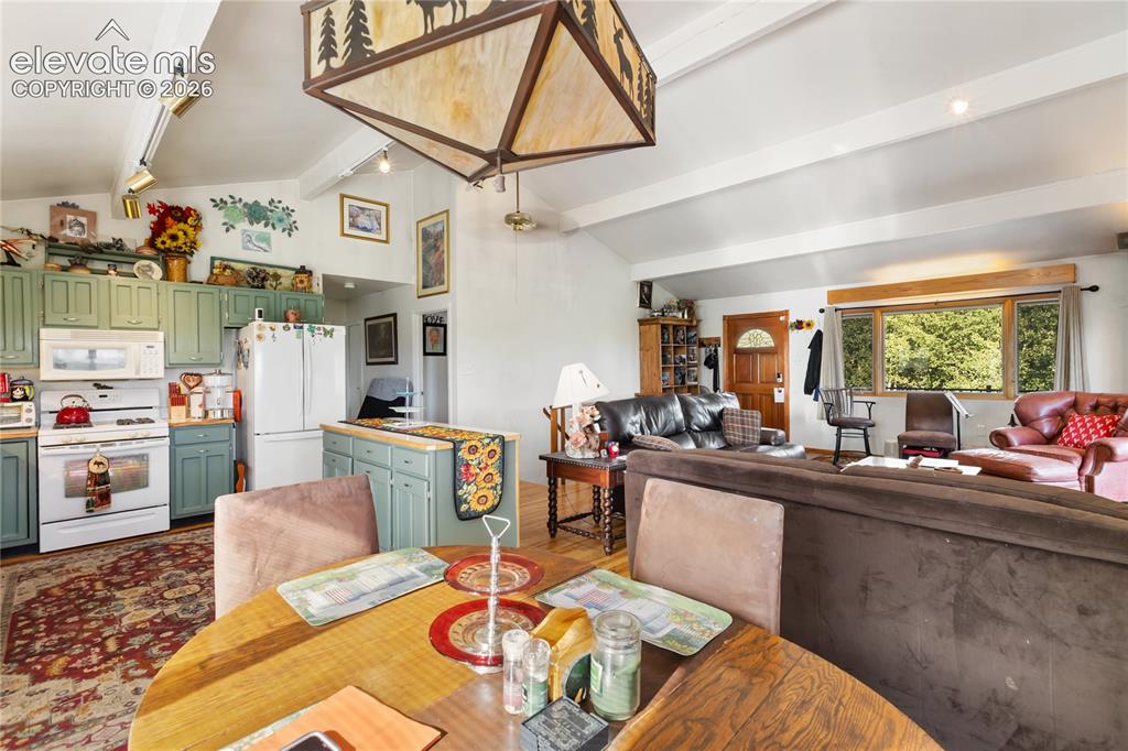 Image 18 of 50: Dining Area