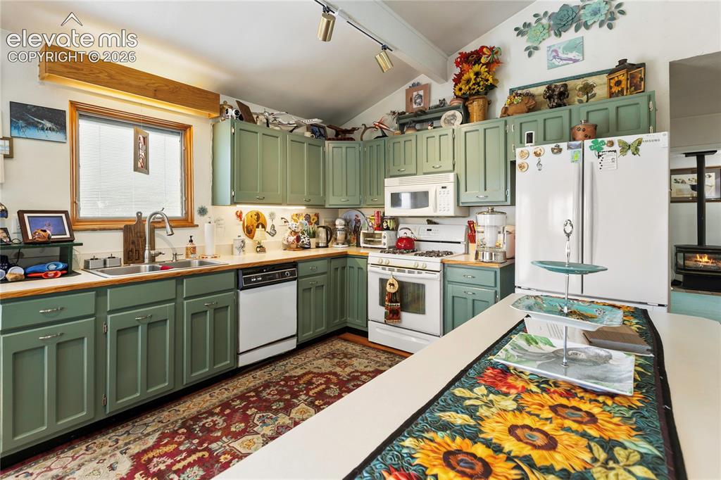 Image 19 of 50: Kitchen