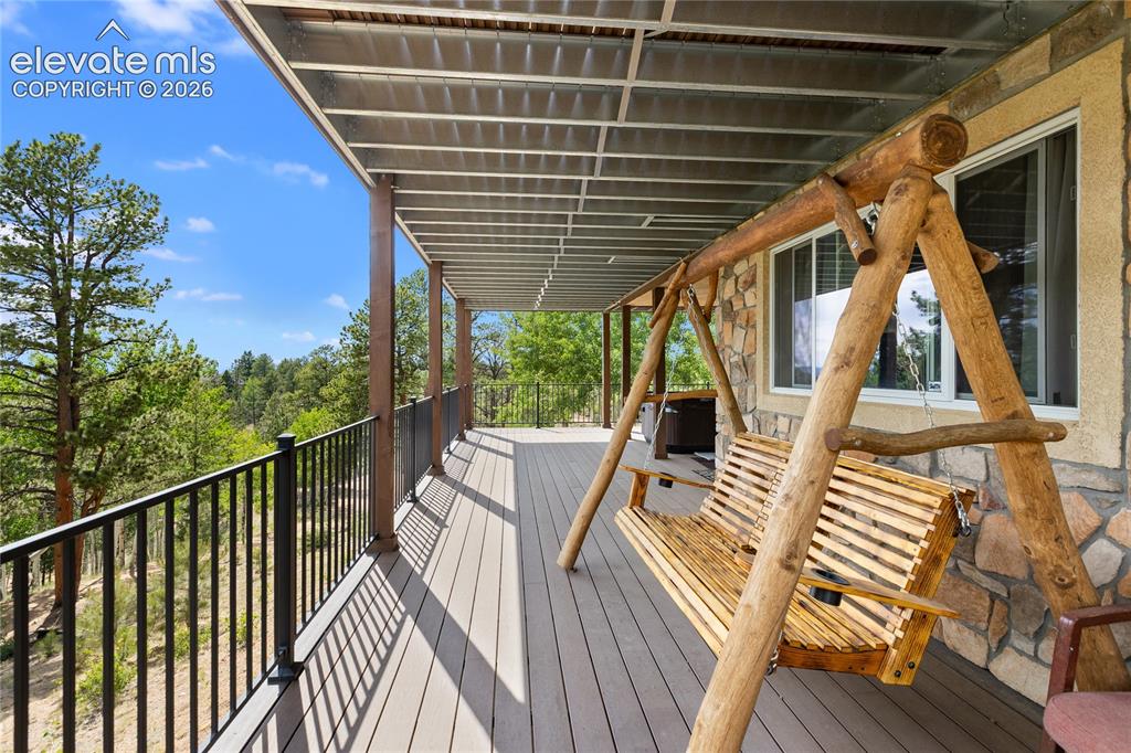 Image 5 of 50: Deck