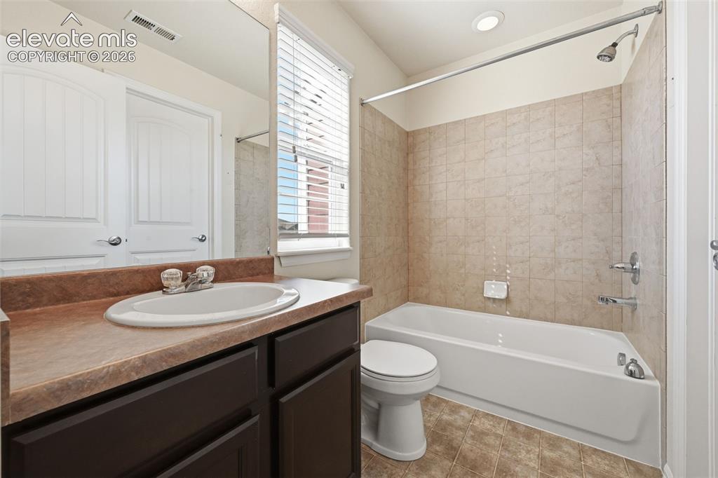 Image 27 of 37: Secondary bathroom