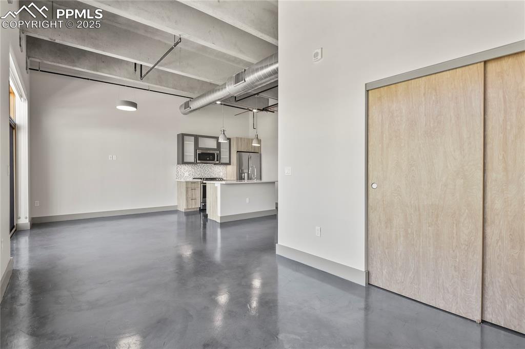 Image 21 of 22: Garage