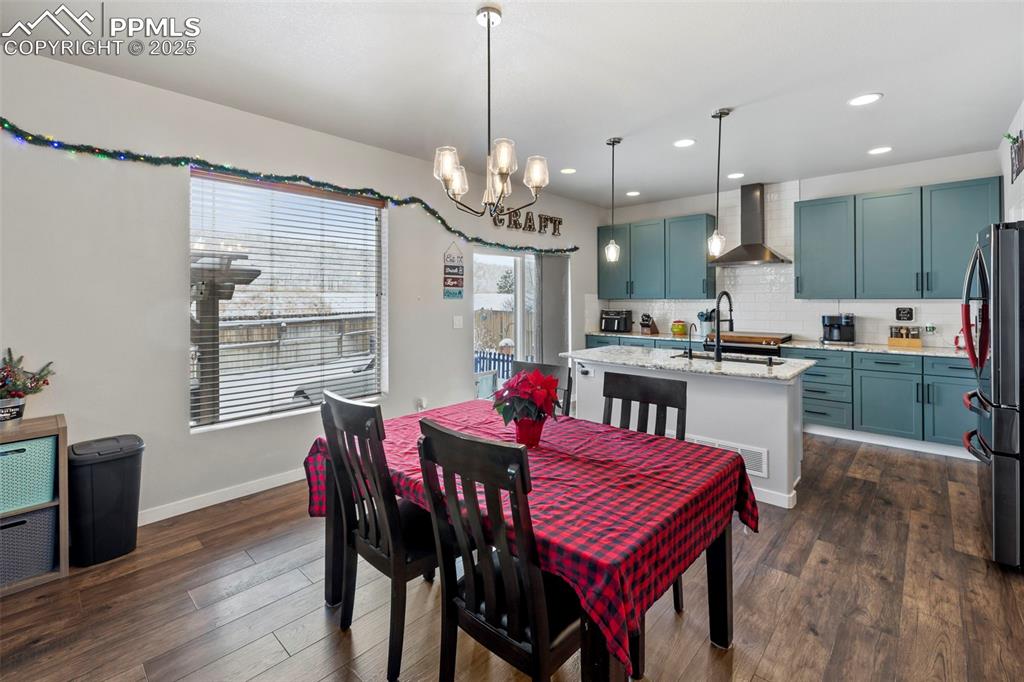 Image 12 of 50: Dining Area