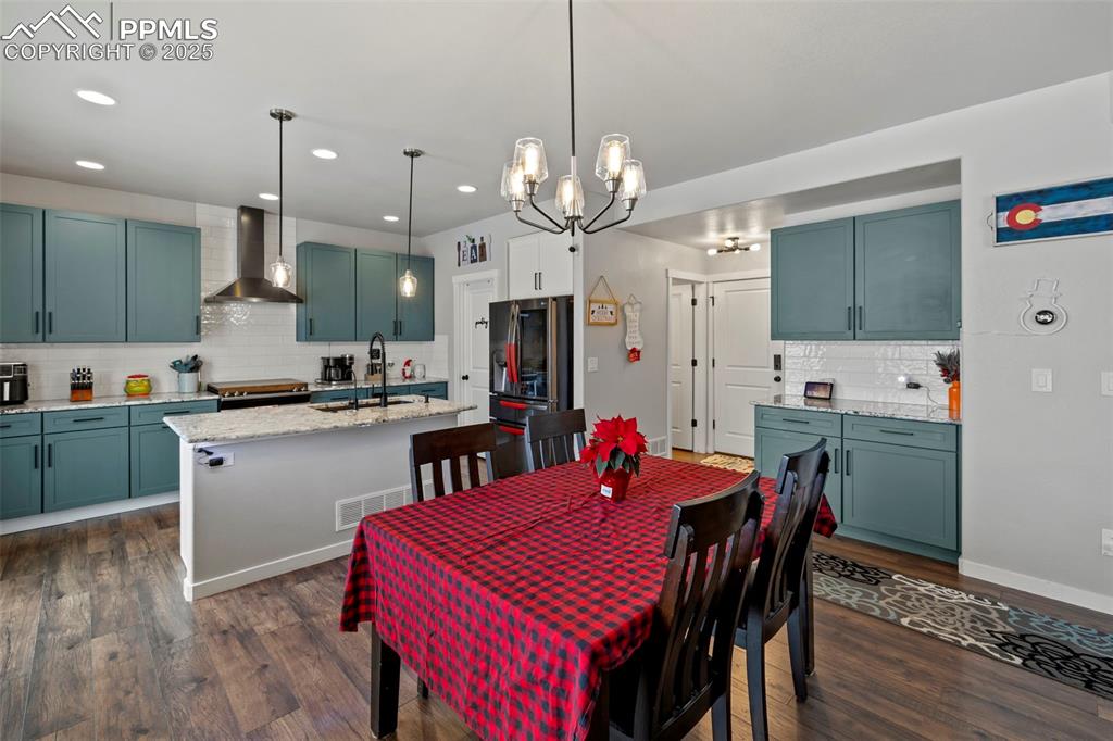 Image 13 of 50: Dining Area