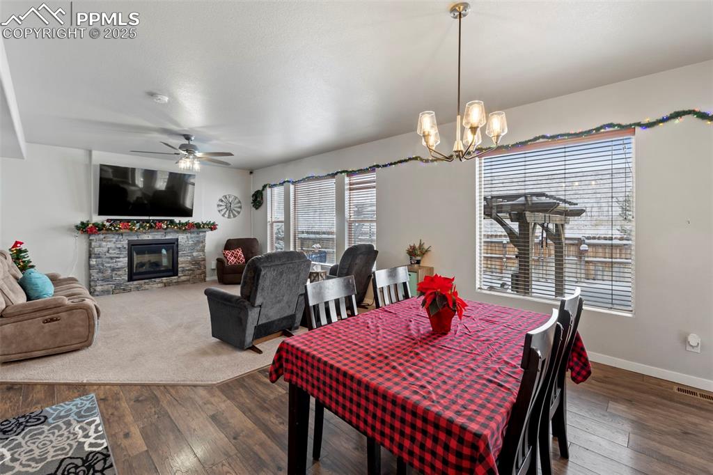 Image 14 of 50: Dining Area