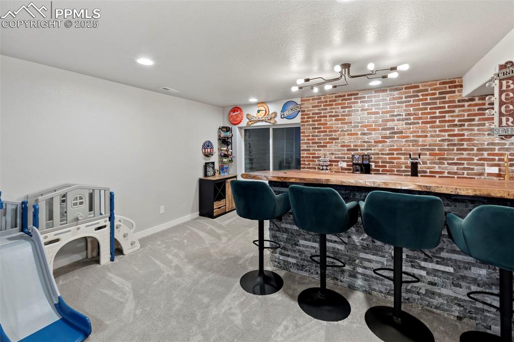 Image 40 of 50: Wet Bar