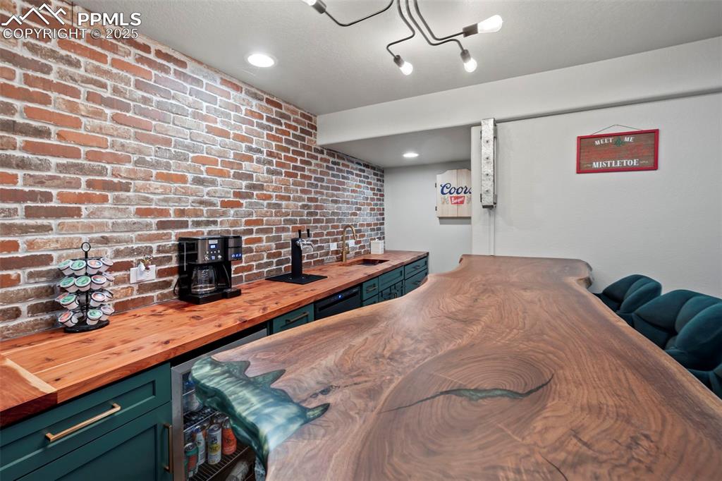 Image 41 of 50: Wet Bar