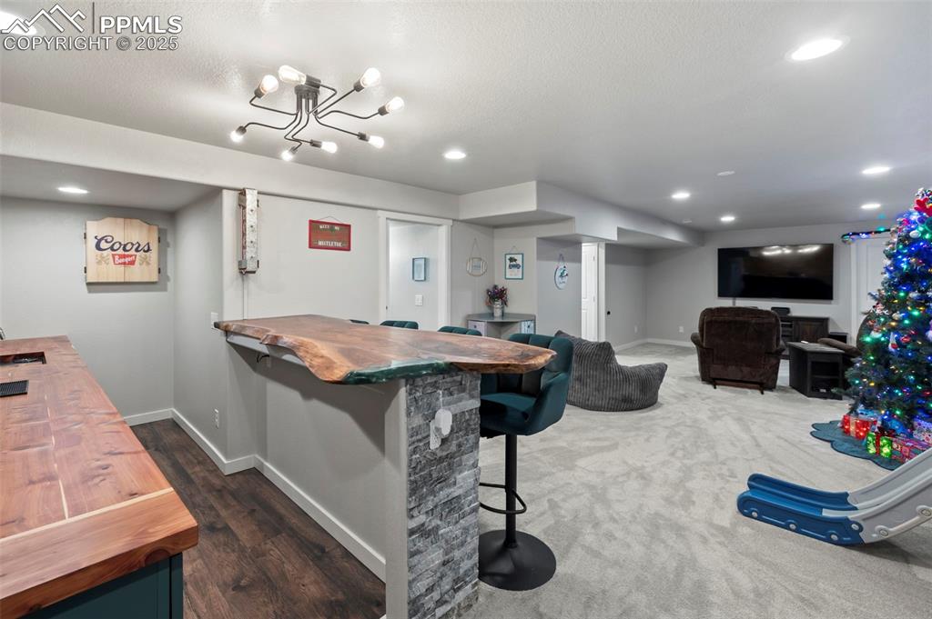 Image 42 of 50: Wet Bar