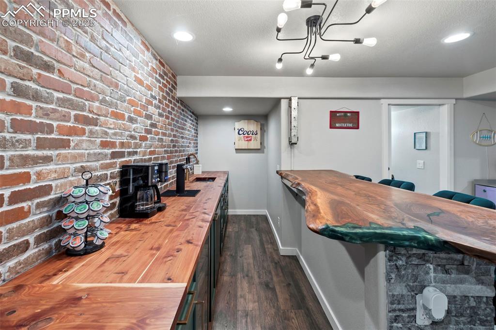 Image 43 of 50: Wet Bar