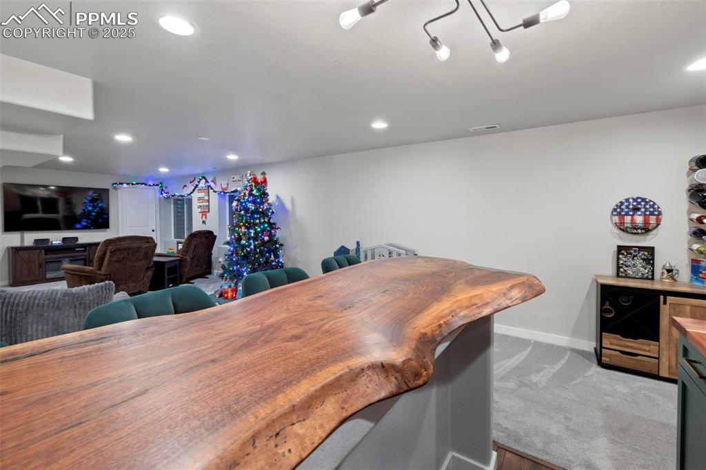 Image 44 of 50: Wet Bar