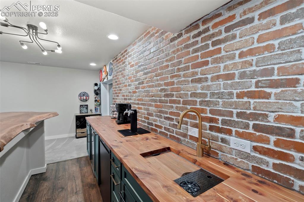 Image 45 of 50: Wet bar