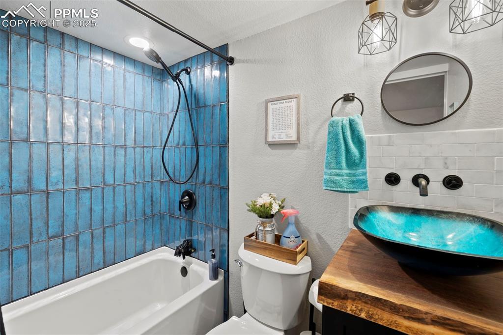 Image 46 of 50: Hall bathroom basement