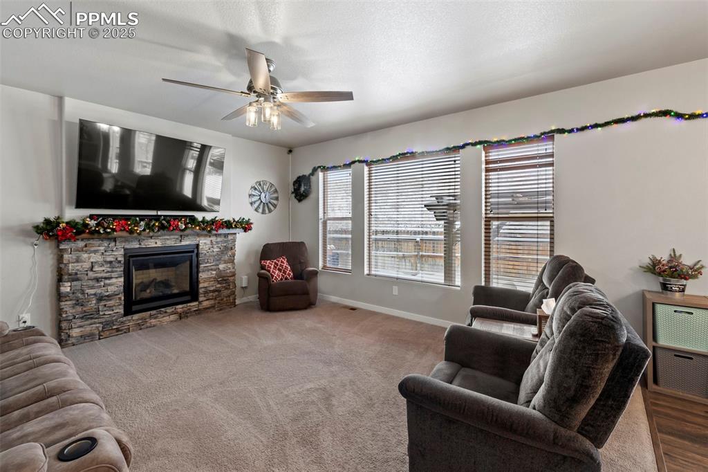 Image 8 of 50: Living Room