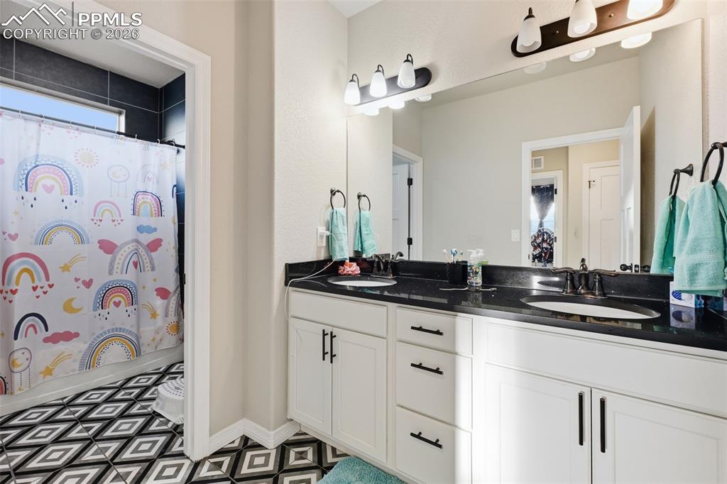 Image 28 of 42: Bathroom