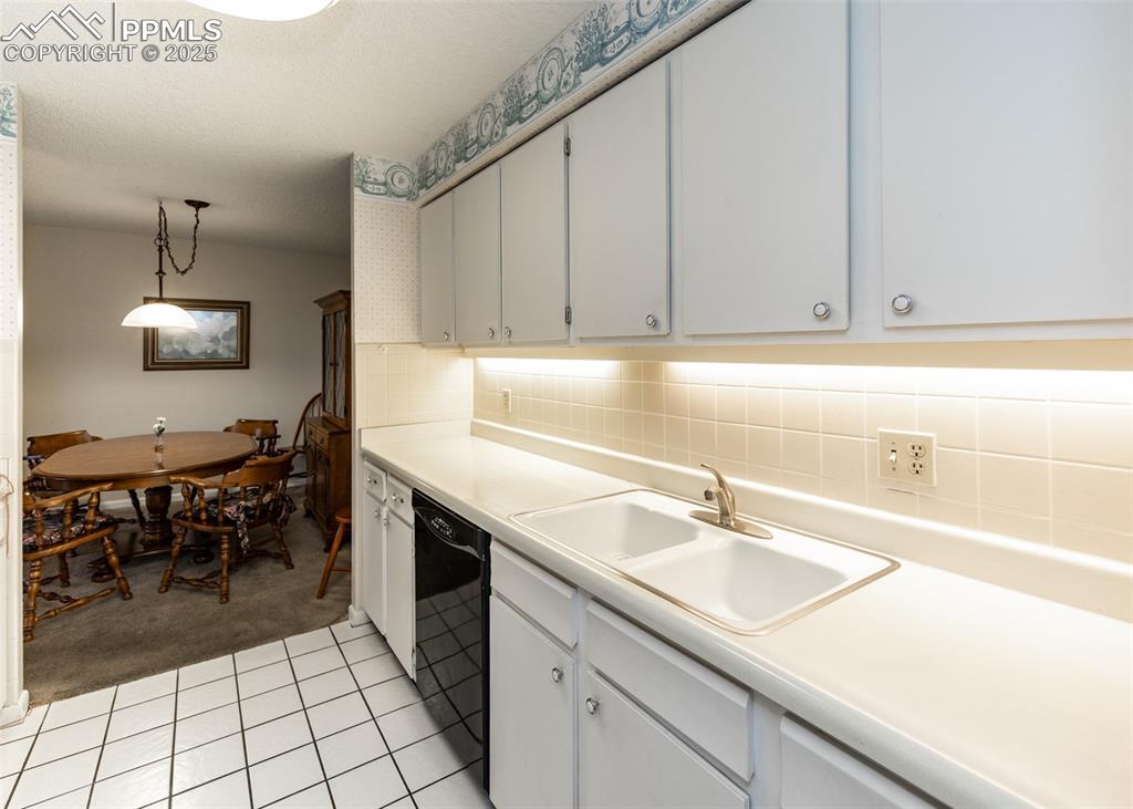 Image 19 of 28: Kitchen