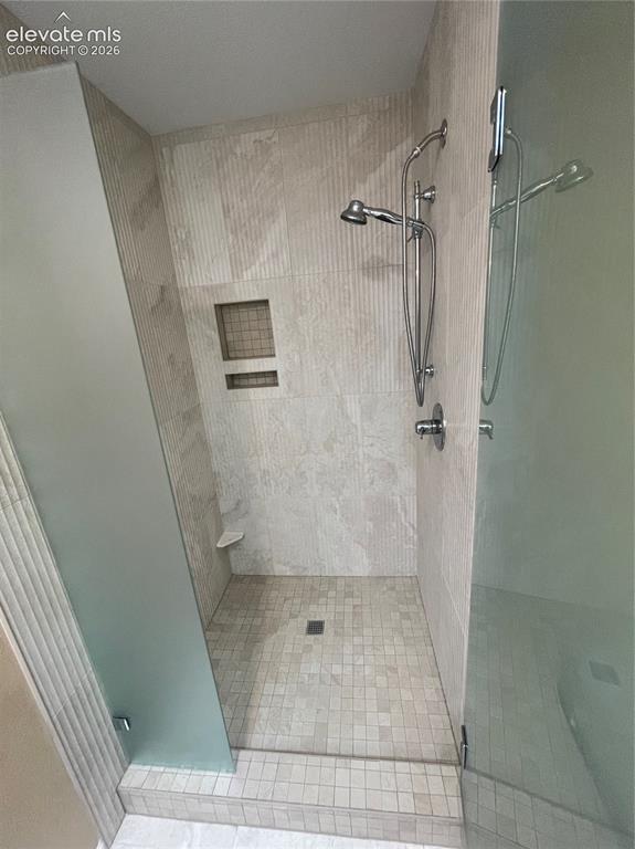 Image 15 of 25: 1st bed bathroom shower