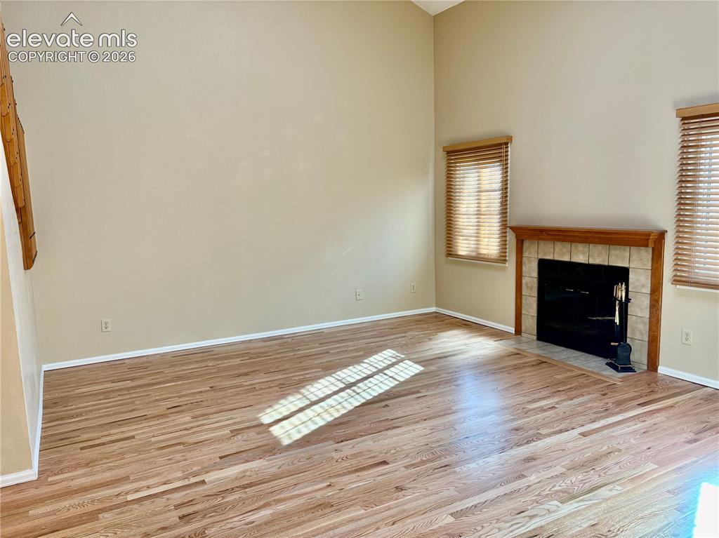Image 4 of 25: Living Room
