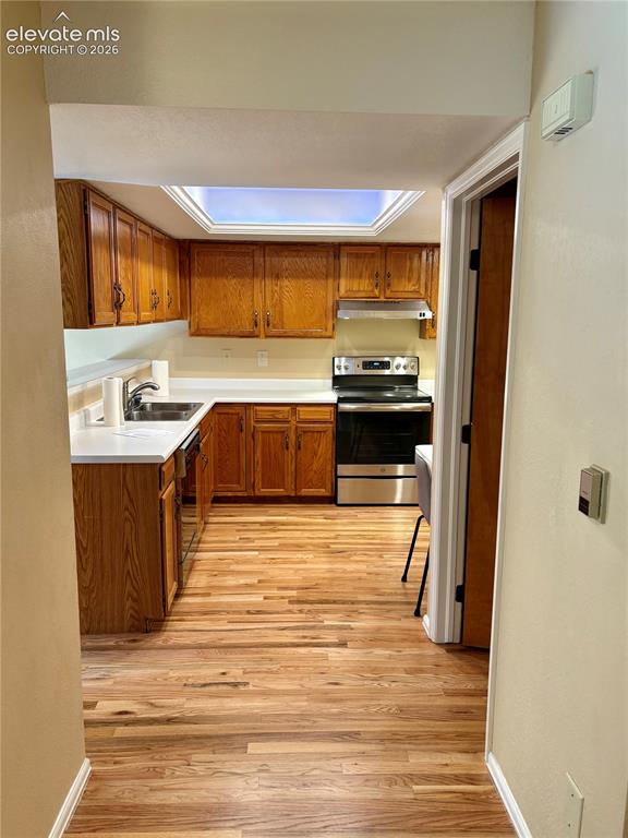 Image 5 of 25: Kitchen