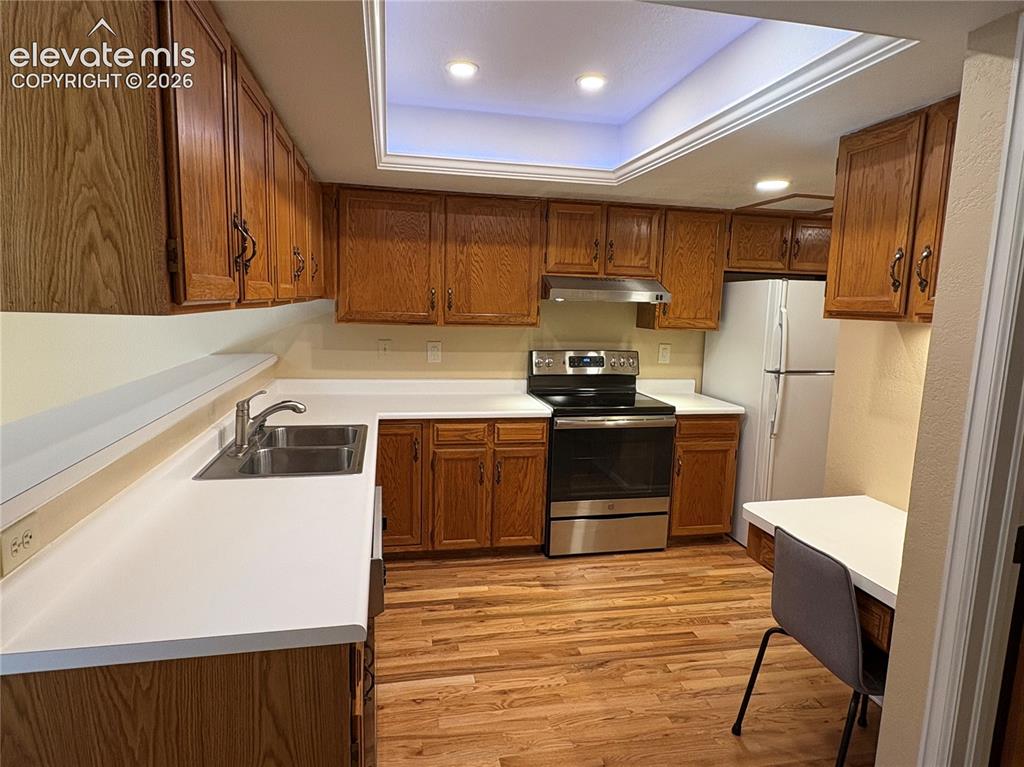 Image 6 of 25: Kitchen