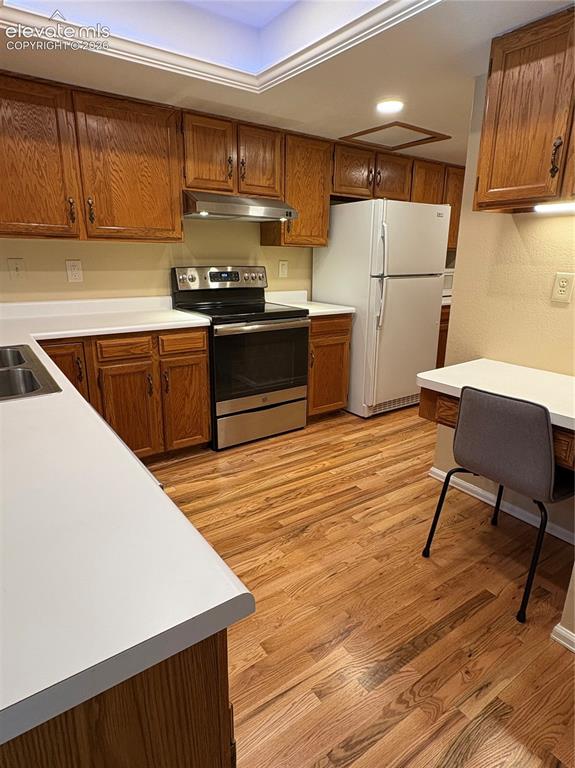 Image 7 of 25: Kitchen