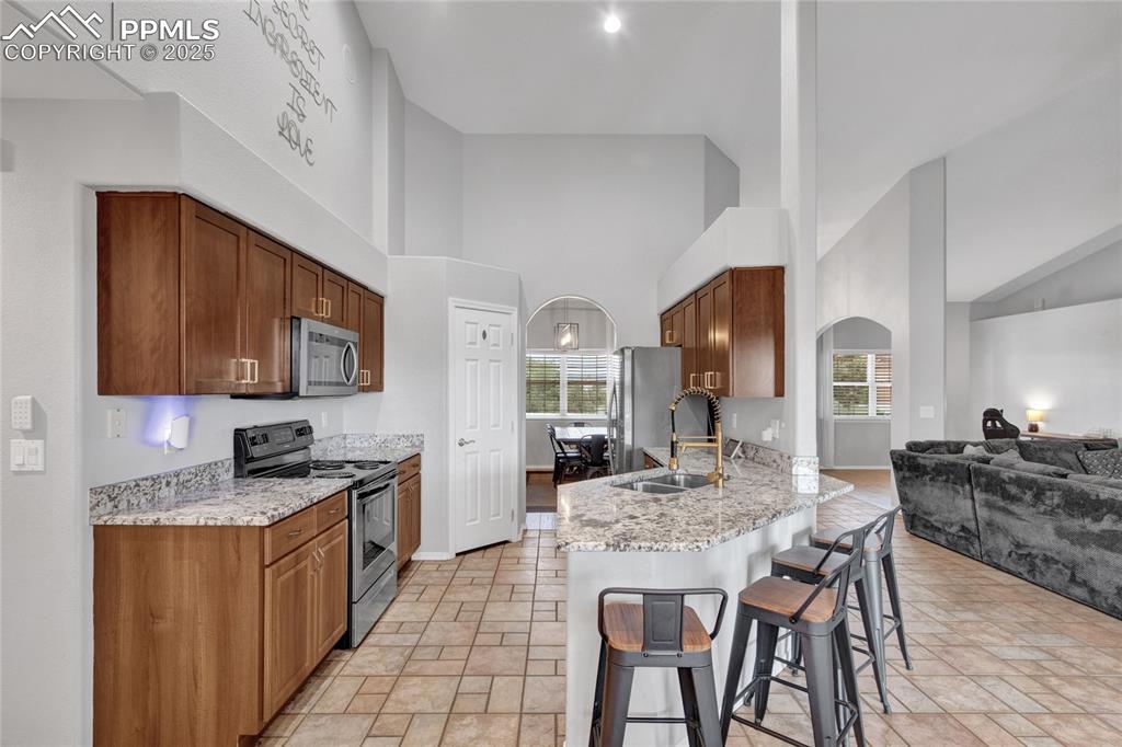 Image 10 of 49: Kitchen