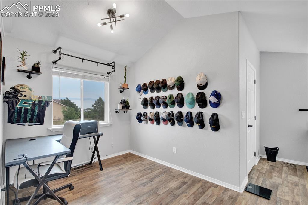 Image 19 of 49: Office