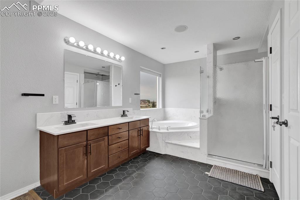 Image 20 of 49: Bathroom