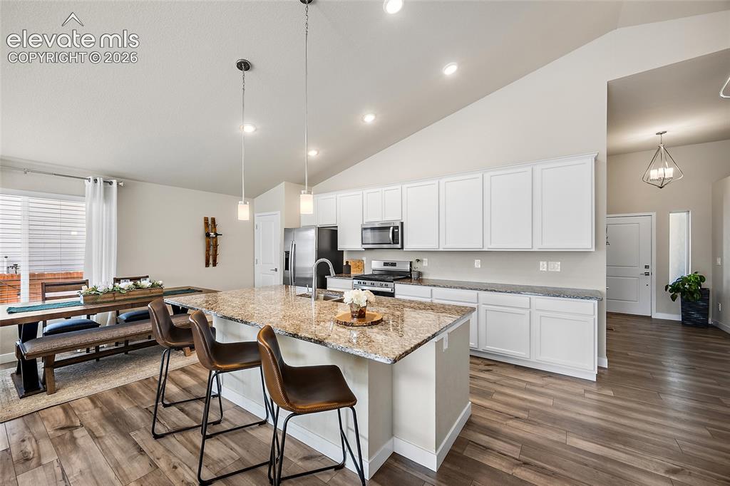 Image 10 of 50: Kitchen