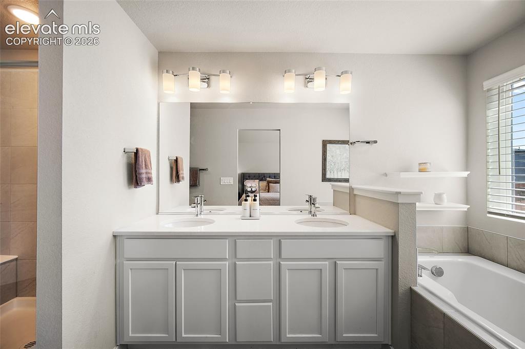 Image 19 of 50: Bathroom