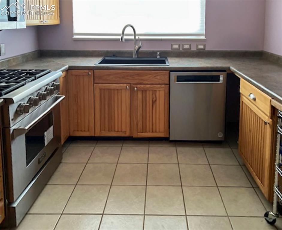 Image 2 of 23: Kitchen