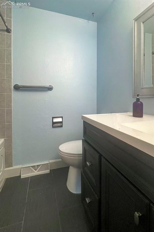 Image 7 of 23: Bathroom