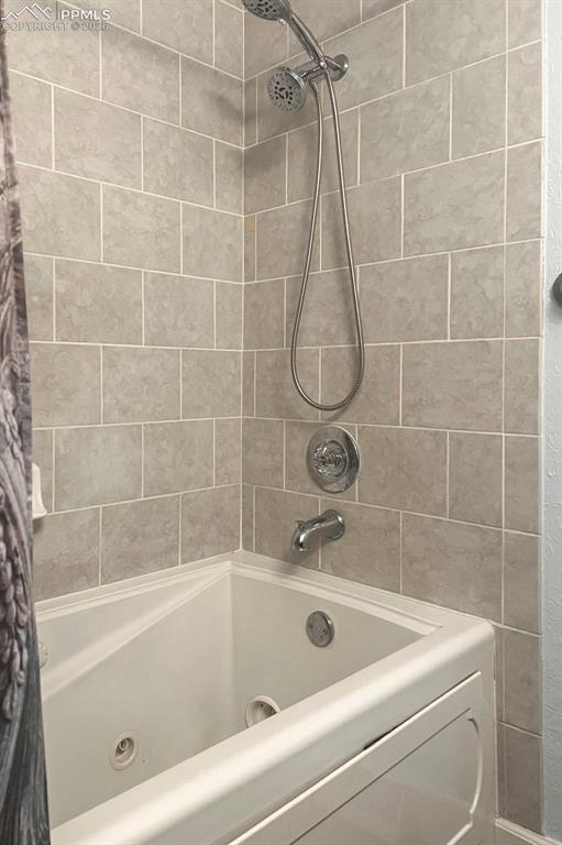 Image 9 of 23: Jetted Tub