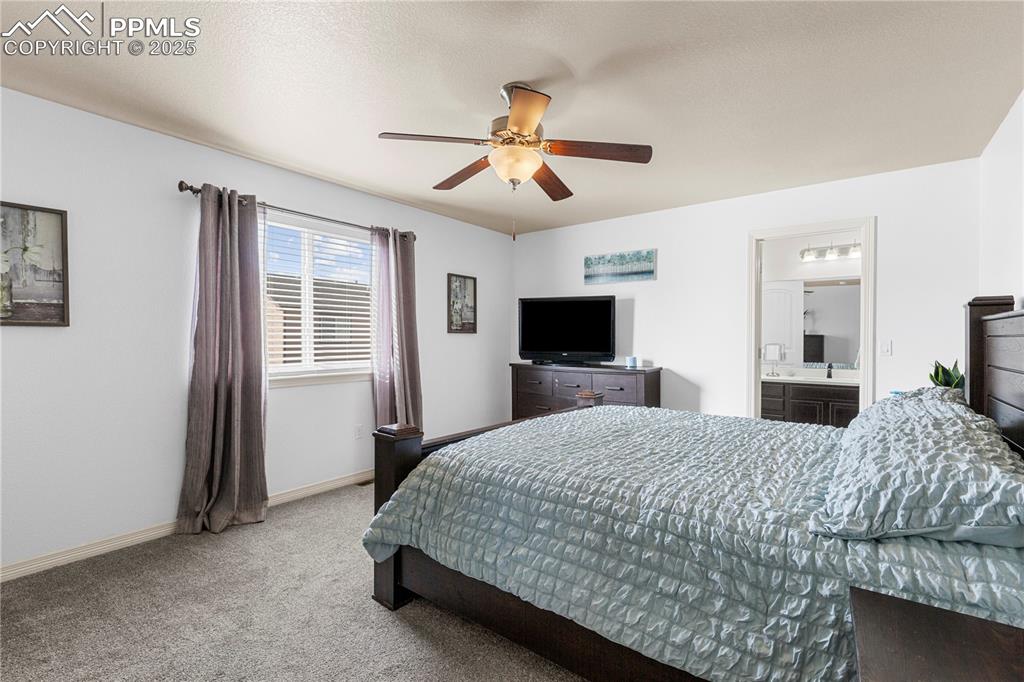 Image 11 of 20: Bedroom