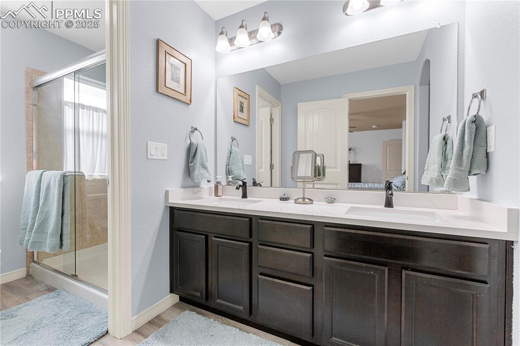Image 15 of 20: Bathroom