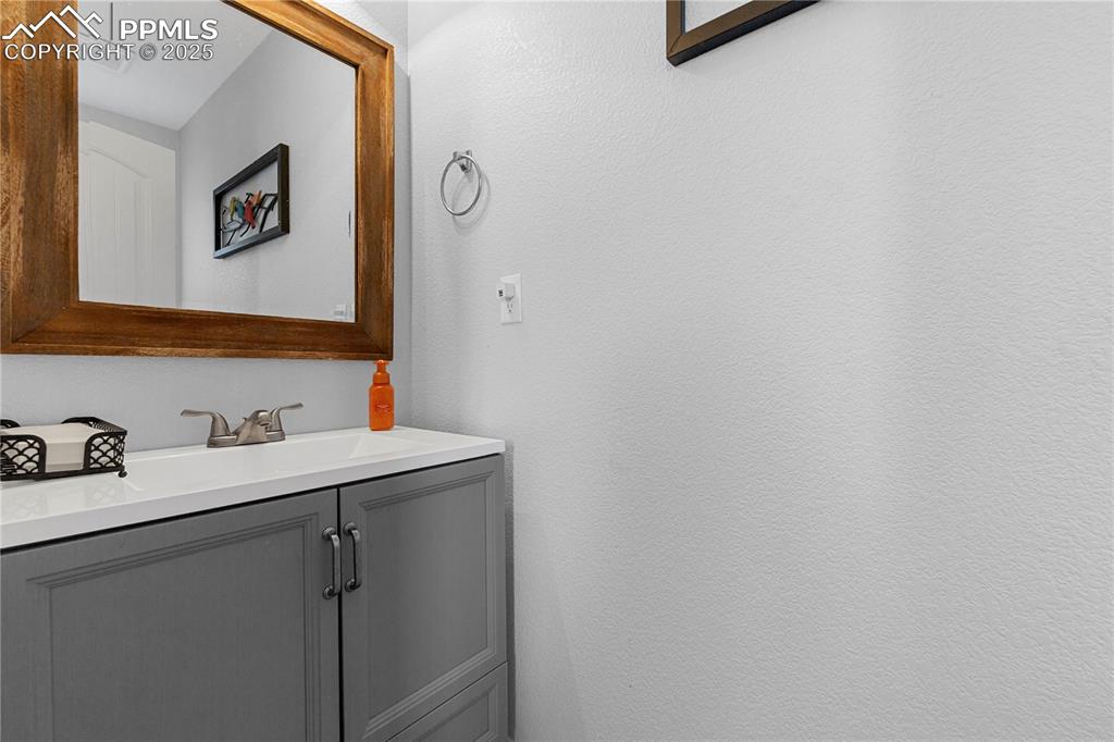 Image 16 of 20: Bathroom