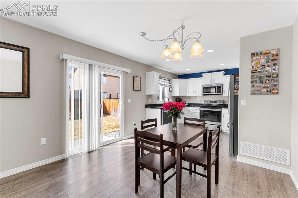 Image 7 of 20: Dining Area