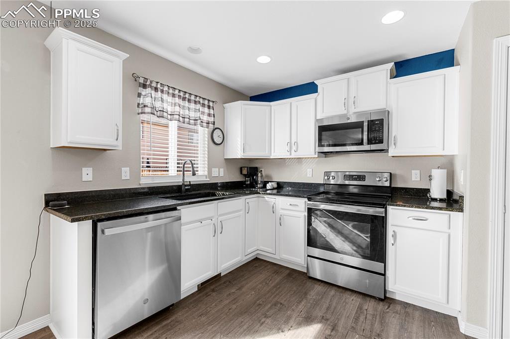 Image 8 of 20: Kitchen
