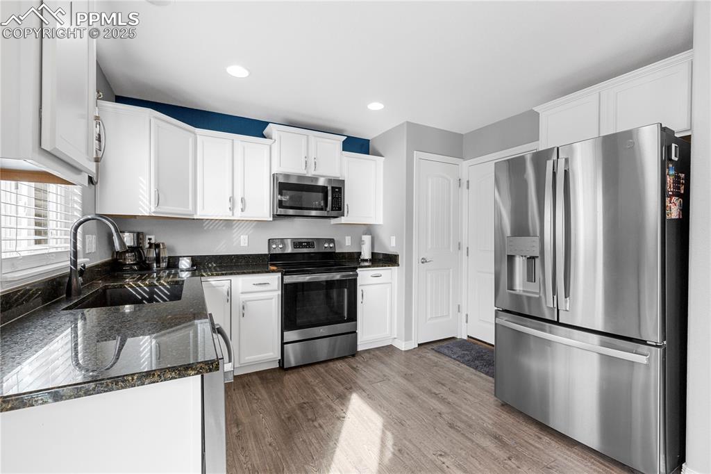 Image 9 of 20: Kitchen